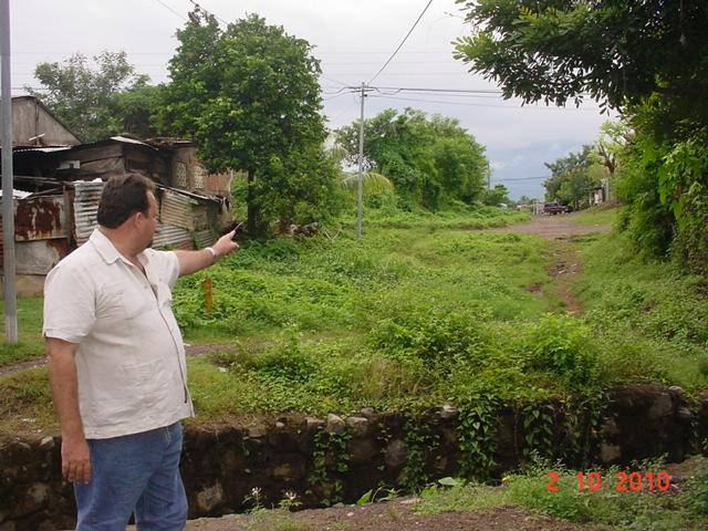 El ing. Eulogio Mejia muestra la calle de la Islita que esta siendo adoquinada.